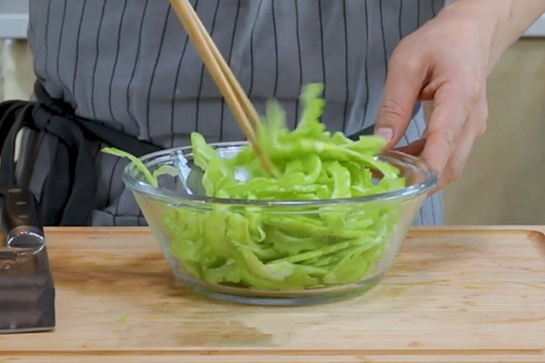 青椒炒苦瓜的做法 青椒炒苦瓜的家常做法