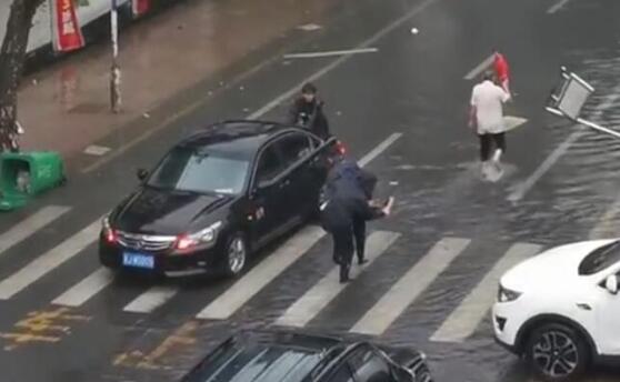 台风“黑格比”过境乐清市区一片狼藉 浙江乐清内涝多车被淹现场图