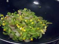 芹菜玉米炒回锅肉的做法步骤7