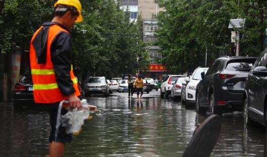 南昌暴雨多地道路积水严重 市政出动30台抢修车辆快速排水