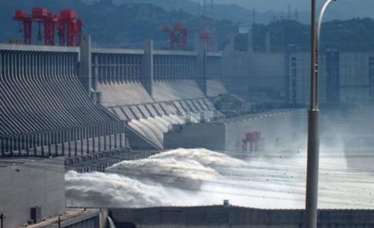 三峡大坝加大泄洪量 两个泄洪孔同时开启场面壮观