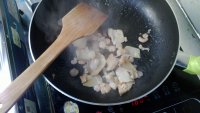 咸肉蘑菇炒面的做法步骤5