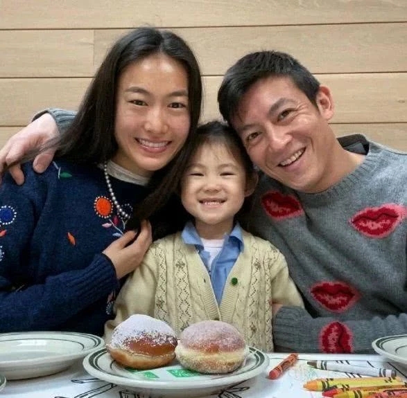 陈冠希晒女儿自画像 网友感叹灵魂画手