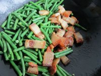 豇豆炒腊肉的做法步骤7