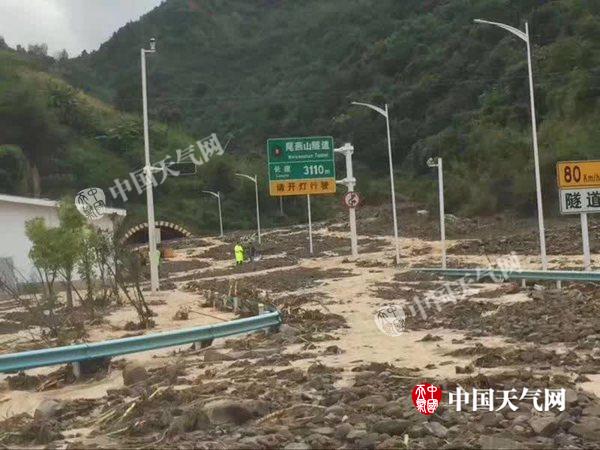 贵州册亨县泥石流致高速被埋 泥土最深处近4米