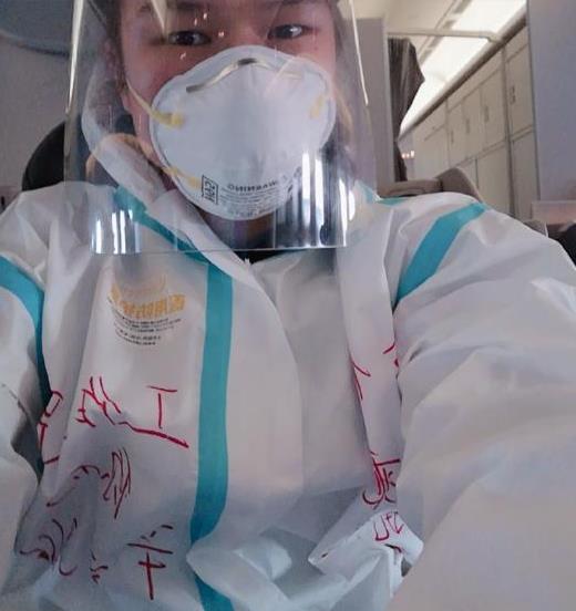 张伟丽平安归国 防护服上写着感谢工作人员