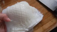 西芹爆墨鱼的做法步骤1