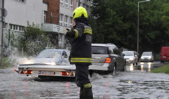 匈牙利首都布达佩斯遭暴雨袭击 1人死亡大量火车班次取消