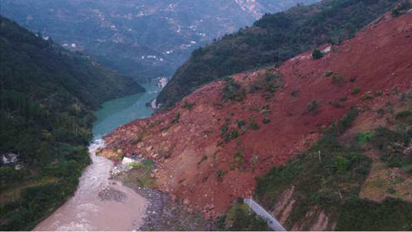 重庆巫溪滑坡 明起降雨停歇利救援