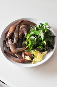 九层塔炒鲜虾的做法步骤1