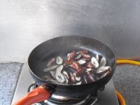 红辣椒煸蚕蛹的做法步骤6