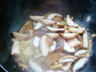 香菇白菜炒肉的做法步骤7