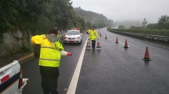 受降雨天气影响 兰州部分路段双向交通管制