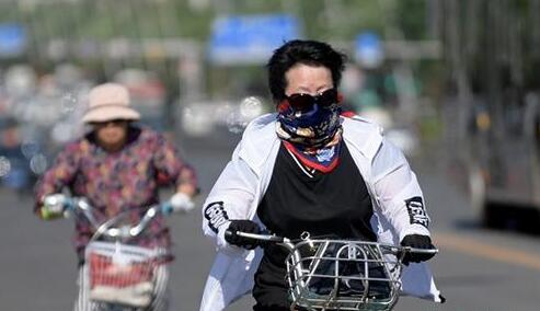 河南依旧炎热气温高达33℃ 多地雷阵雨外出需备好雨具