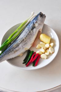 蒜籽烧鲅鱼的做法步骤1