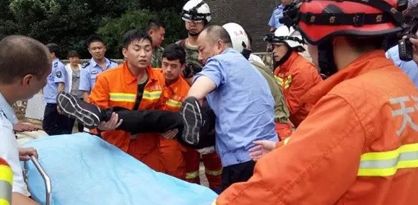 7名游客天津黄崖关长城烽火台遭雷击 4名伤者送医救治