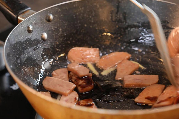 蒜苗炒午餐肉的做法 怎么做蒜苗炒午餐肉