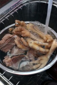 莲子薏米煲猪骨的做法步骤6