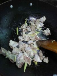 冬菜闷瘦肉粉肠的做法步骤6