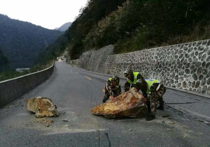 注意注意！西藏林芝发生6.9级地震 武警紧急救援