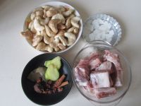 菱角烧排骨的做法步骤1