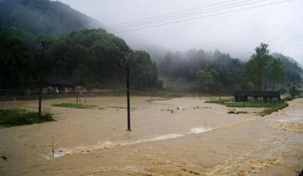 出门要小心！海南今天迎本轮最强降雨时段 万宁农田道路被淹