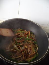 青椒香干炒拉皮的做法步骤10