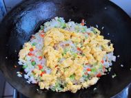 时蔬蛋炒饭的做法步骤7