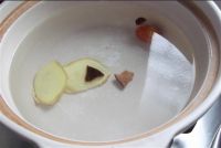 粉葛猪骨汤的做法步骤2