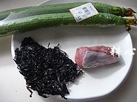 紫菜丝瓜瘦肉汤的做法步骤1