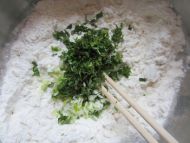 荠菜小饼卷肉丝的做法步骤3