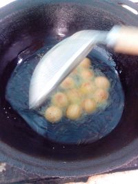 炸芝麻球的做法步骤4