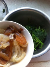 核桃海蜇拌菠菜的做法步骤6