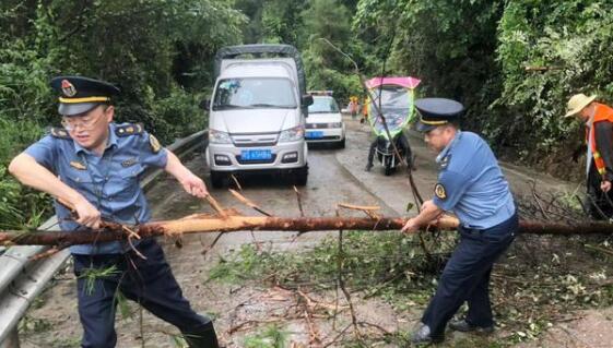 四川大竹县暴雨多处山体滑坡 部分道路基本抢通恢复通行