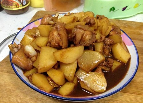 土豆炖鸡块的做法 家常土豆炖鸡块怎么做