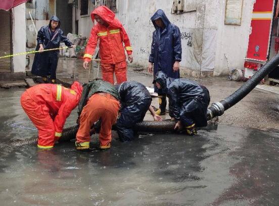 云南昭通暴雨致城市内涝 需防范山洪和泥石流