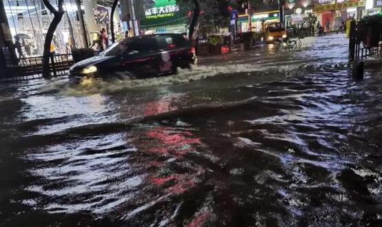 南昌暴雨市区多处积水严重 81条公交线路停运10条改道