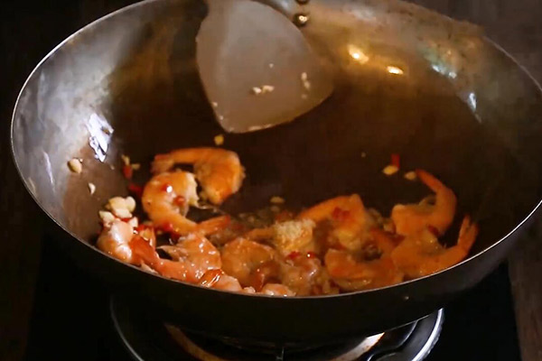 蒜蓉炒大虾的做法 蒜蓉大虾怎么炒好吃