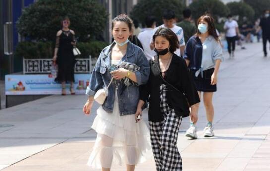 重庆天气转好气温回升至32℃ 大家出行注意补水和防晒