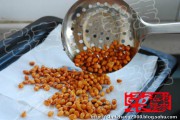 酥黄豆的做法步骤7