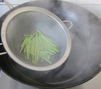 金针菇拌芦蒿豆干的做法步骤3