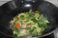 平菇炒西兰花的做法步骤11