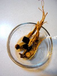 双参花胶鸡汤的做法步骤2