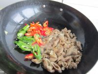 尖椒肥肠的做法步骤15