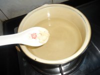鱼蛋肉饼粿条汤的做法步骤3