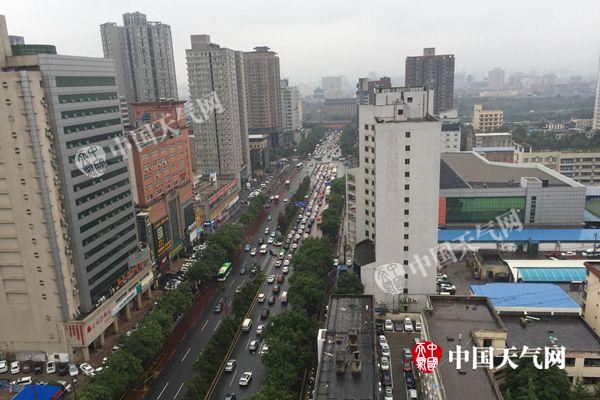 冷空气来袭陕西中南部迎强降雨 中北部气温走低