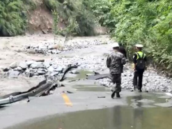 四川暴雨致交通道路被毁 境内山体滑坡严重