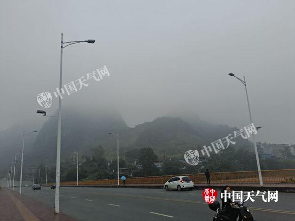 今晨广西贺州雨雾混杂 明晚起多地气温将“大跳水”
