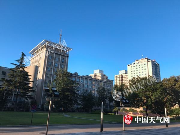 今天北京晴空当头阵风五级 需防晒防风