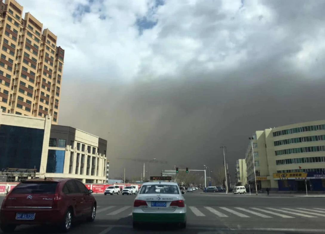 沙尘暴袭击东北飞沙走石 吉林白天变成黑夜